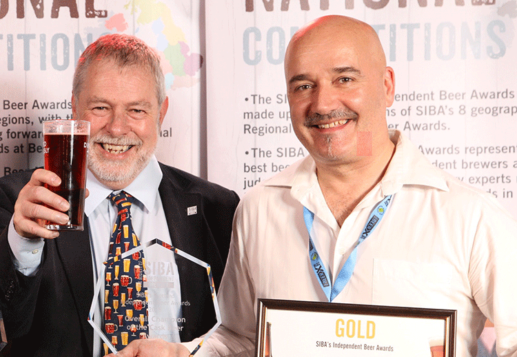 Orkney Brewery's Craig Steven (right) with SIBA's competitions committee chair, Guy Sheppard