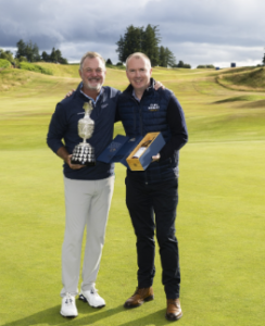 Champion Jerry Kelly with Iain Allan and the winner’s bottle (Credit: Getty)