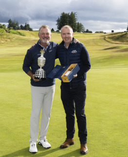 Champion Jerry Kelly with Iain Allan and the winner’s bottle (Credit: Getty)