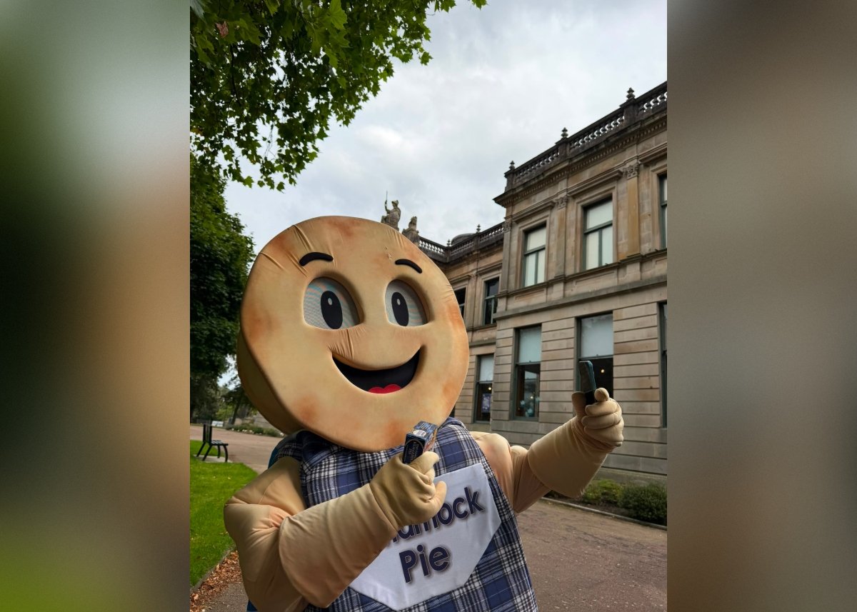 Kilmarnock Pie Man Taking a Selfie (Credit: Brownings the Bakers)